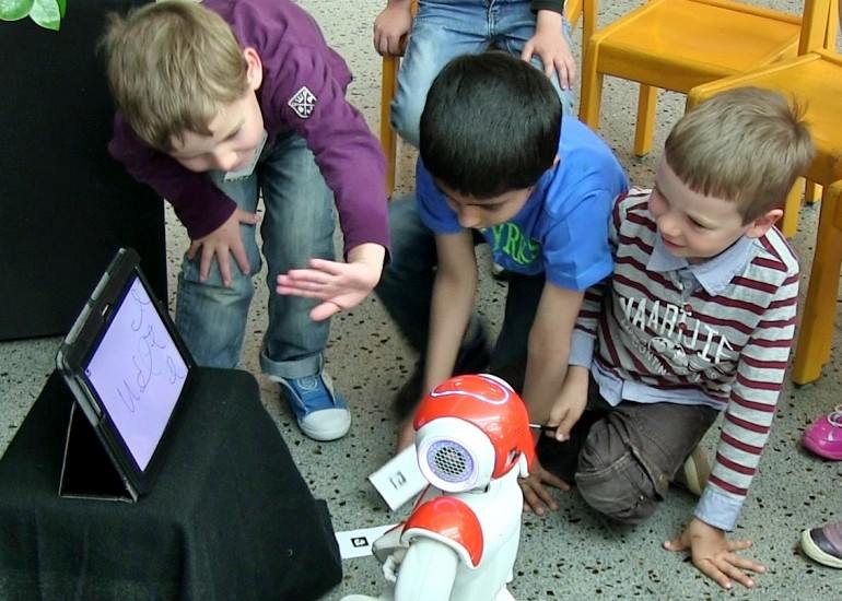 robots-taught-to-write-by-children